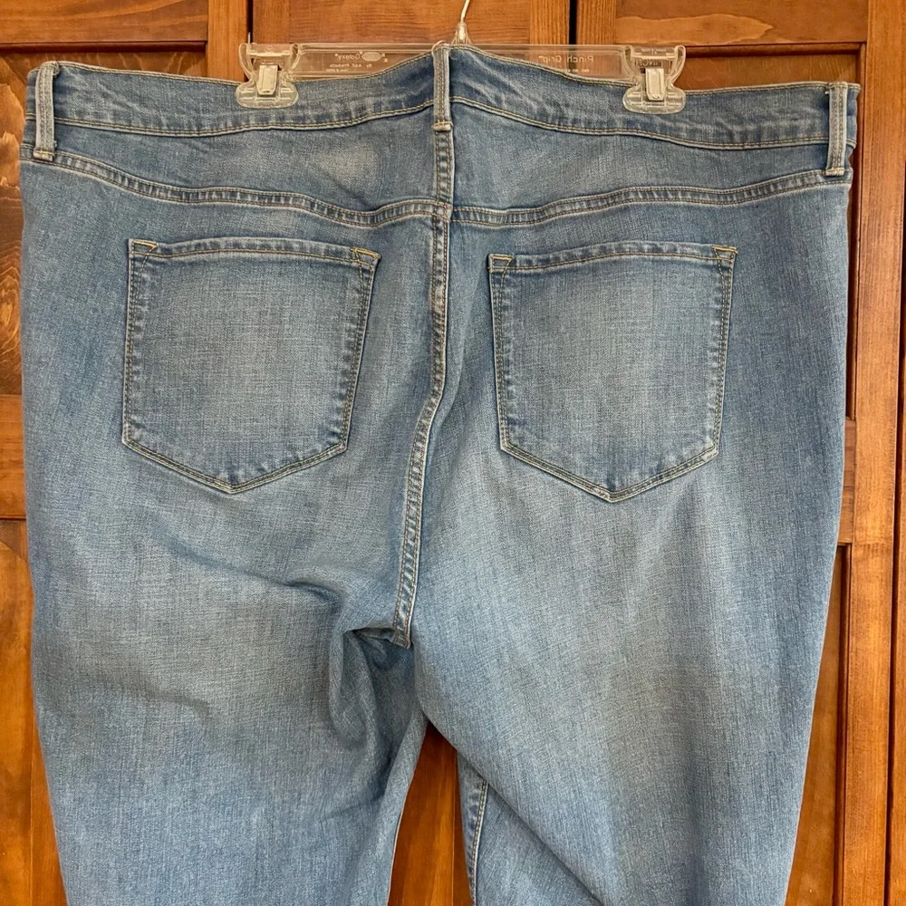 Old Navy Women’s Original Straight Mid Rise Light Wash Denim Jeans Size 20 Tall - Picture 4 of 6